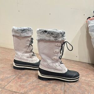 Khombu Women's Winter Boots - Black and Cream